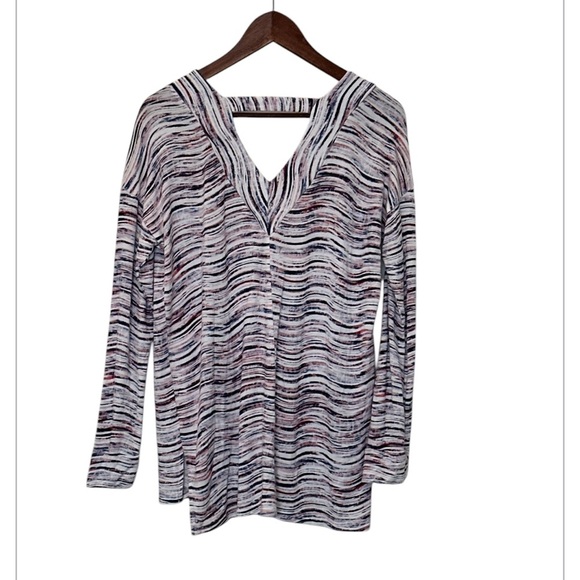 Cupio High Low V Neck Tunic Multi color, size Medium - Picture 3 of 4